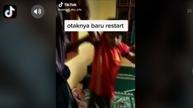 Bocah dibangunkan secara paksa sampai gelagapan (tiktok.com/@panggil_aku_sifa)