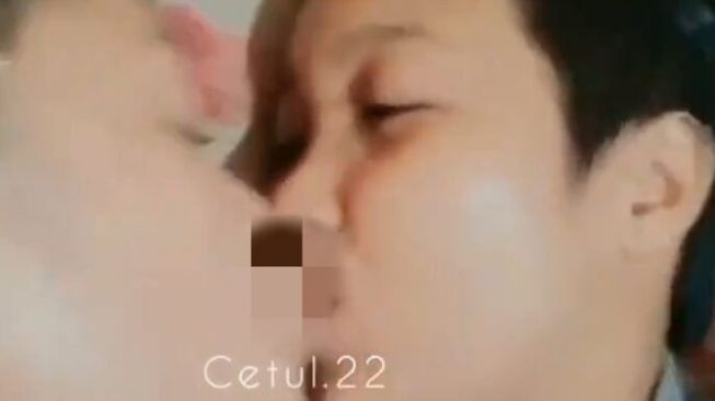 Polwan Gadungan berciuman sesama jenis di kamar hotel [Ist]