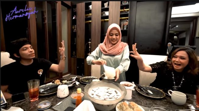 Potret Aurel memasak untuk Bunda Maia. [YouTube/Aurel Hermansyah]