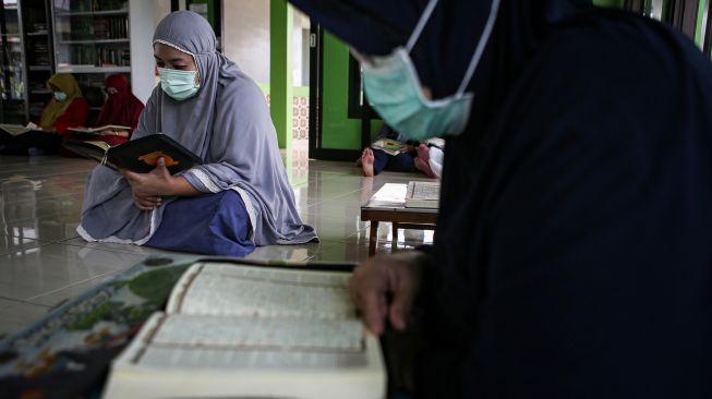 Warga Binaan Pemasyarakatan melakukan tadarus Al Quran di Lembaga Pemasyarakatan Perempuan (LPP) Klas IIA Tangerang, Banten, Kamis (22/4/2021).  ANTARA FOTO/Fauzan