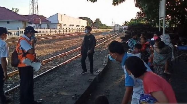 Petugas KAI mengimbau warga agar tidak ngabuburit di tepi rel kereta api [Foto: Antara]