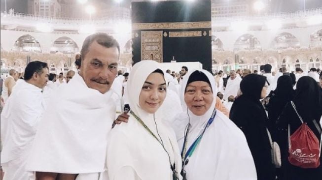 Potret kenangan Citra Kirana dengan ayahnya. [Instagram/citraciki]