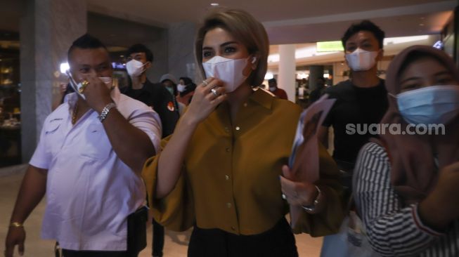 Aktris Nikita Mirzani saat datang untuk menemui korban teror pinjaman online ilegal di Mall Plaza Indonesia, Jakarta Pusat, Kamis (22/4/2021). [Suara.com/Alfian Winanto]