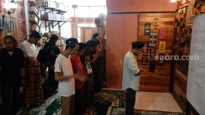 Sejumlah anak punk jalanan menjalani sholat berjamaah di Pesantren Tasawuf Underground di Ruko Cimanggis Ciputat, Kota Tangerang Selatan (Tangsel). [SuaraJakarta.id/Wivy Hikmatullah]