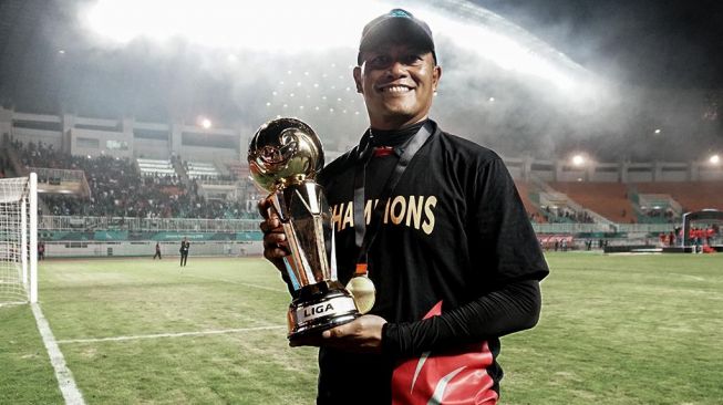 Almarhum Listiyanto Raharjo bersama trofi juara Liga 2. (Dok. PSS Sleman).