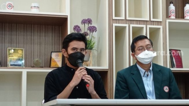 Dokter Kevin Samuel Marpaung (kiri) menjelaskan soal kasus konten mesum ibu melahirkan yang diunggahnya ke TikTok. (suara.com/arga)