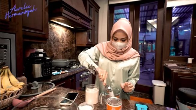 Potret Aurel memasak untuk Bunda Maia. [YouTube/Aurel Hermansyah]