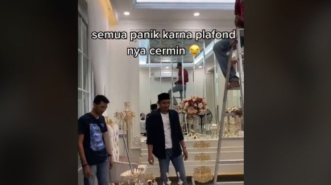 Beberapa pria memasang lampu kristal (tiktok.com/@shellasaukia)