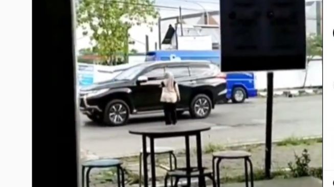 Salut! Aksi Ibu Rela Turun dari Mobil Demi Bantu Anak Kecil Menyeberang