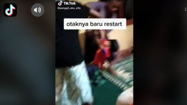 Bocah dibangunkan secara paksa sampai gelagapan (tiktok.com/@panggil_aku_sifa)