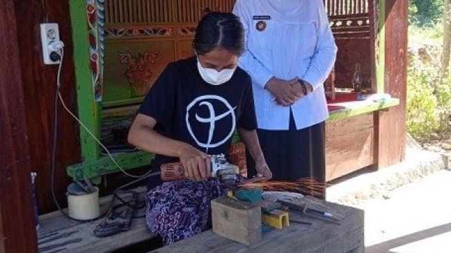 Dulu Ada Nyi Sombro, Kini Ada Ika, Empu Keris Wanita Satu-satunya di Madura