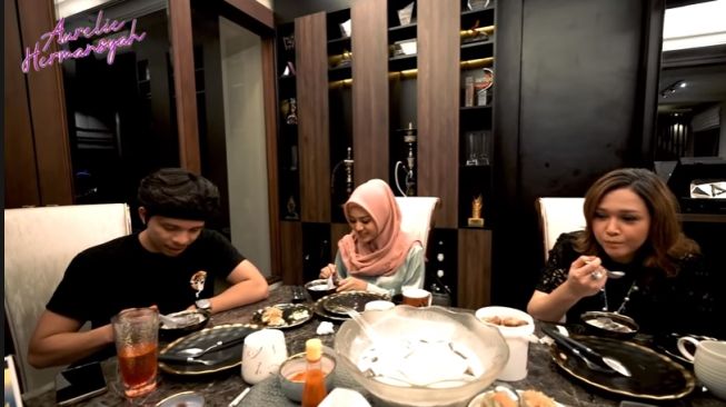 Potret Aurel memasak untuk Bunda Maia. [YouTube/Aurel Hermansyah]