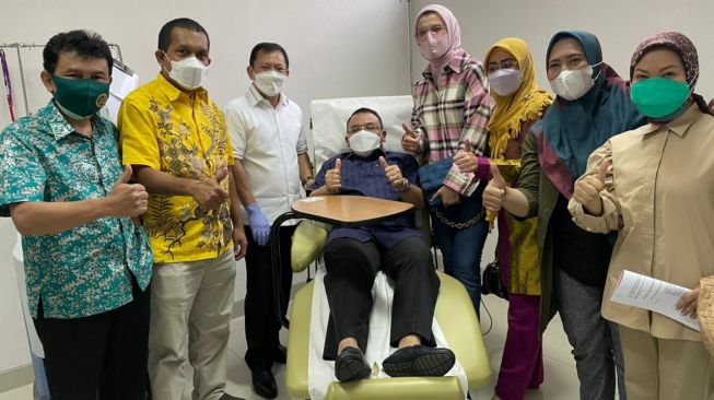 Sejumlah anggota DPR disuntik Vaksin Nusantara oleh Terawan Agus Putranto di Rumah Sakit Pusat Angkatan Darat (RSPAD) Gatot Soebroto, Jakarta Pusat, Kamis (22/4/2021). [dokumentasi]