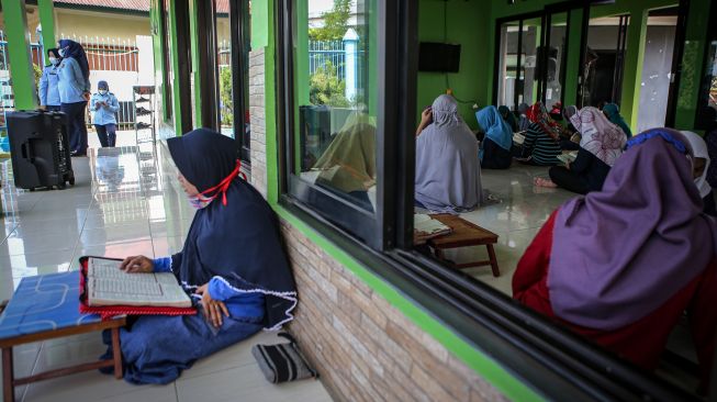 Warga Binaan Pemasyarakatan melakukan tadarus Al Quran di Lembaga Pemasyarakatan Perempuan (LPP) Klas IIA Tangerang, Banten, Kamis (22/4/2021).  ANTARA FOTO/Fauzan