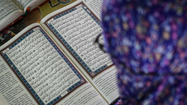 Warga Binaan Pemasyarakatan melakukan tadarus Al Quran di Lembaga Pemasyarakatan Perempuan (LPP) Klas IIA Tangerang, Banten, Kamis (22/4/2021).  ANTARA FOTO/Fauzan