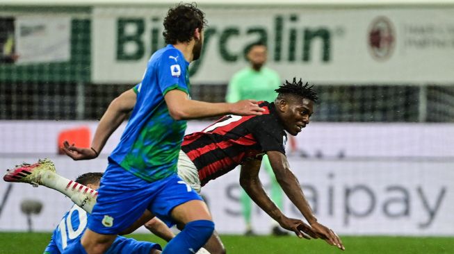 Gelandang Sassuolo Filip Djuricic menangani penyerang AC Milan Rafael Leao selama pertandingan sepak bola Serie A Italia AC Milan melawan Sassuolo di  Stadion San Siro, Milan, Italia, Kamis (22/4) dini hari WIB. MIGUEL MEDINA / AFP
