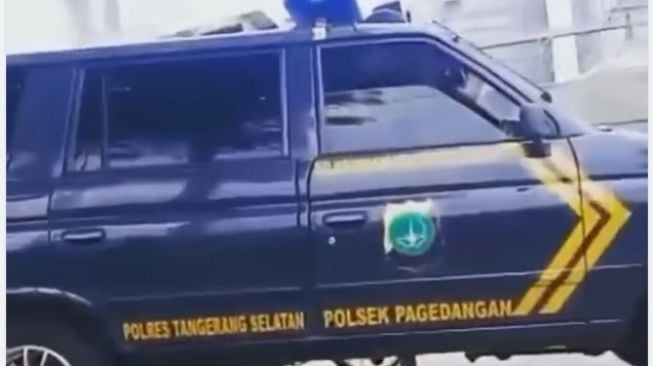 Pemotor langsung terkaget saat melihat mobil ini berada di sampingnya (Facebook)