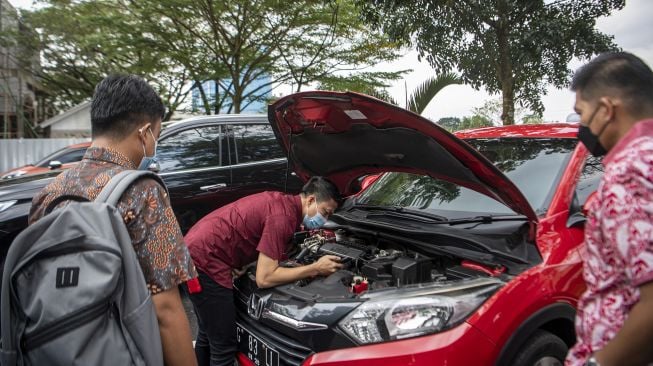 Tim penyidik Pidana Khusus (Pidsus) Kejaksaan Tinggi Sumatera Selatan memeriksa kelengkapan kendaraan roda empat milik salah seorang tersangka kasus dugaan korupsi Masjid Raya Sriwijaya sebelum dilakukan penyitaan di Palembang, Sumatera Selatan, Jumat (23/4/2021).  ANTARA FOTO/Nova Wahyudi