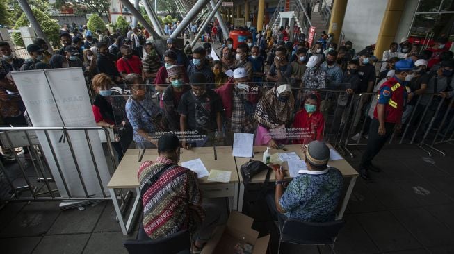 Sejumlah calon penumpang mengantre untuk tes deteksi COVID-19 dengan GeNose C19 di terminal penumpang Pelabuhan Tanjung Priok, Jakarta, Jumat (23/4/2021). ANTARA FOTO/Aditya Pradana Putra