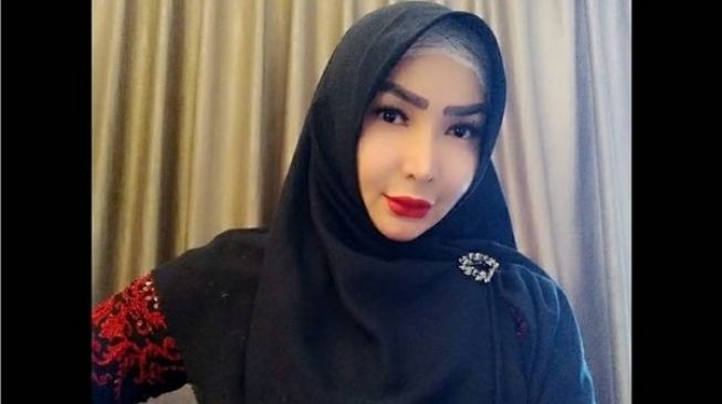 Roro Fitria Sebut Suaminya Menari Tanpa Busana di Depan Foto Ibunda