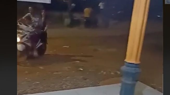 Pemotor terciduk sedang membonceng sosok dengan wajah menyeramkan di jalan (TikTok)