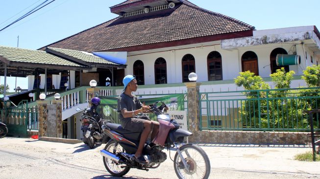 Pengendara bermotor melintas di depan depan Masjid Agung Al-Baitul Qadim, Kota Kupang, NTT, Jumat (23/4/2021).  ANTARA FOTO/Kornelis Kaha