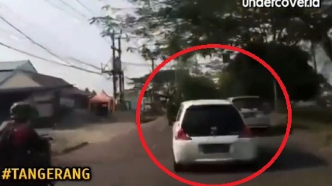 Viral Mobil Halangi Jalan Ambulans Angkut Pasien, Publik: Halal Ditabrak