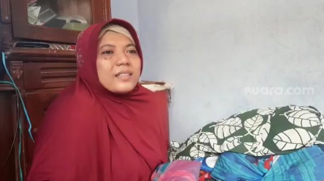 Rukoyah, ibu W balita korban yang diserang seekor monyet di Palmerah, Jakarta Barat. (Suara.com)