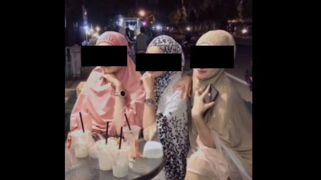 Viral Cewek Nongkrong di Kafe Pakai Mukena, Penampilannya Jadi Perdebatan