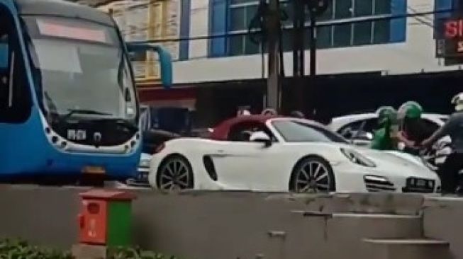 Berlaga Gila! Viral Porsche Masuk Jalur Busway, Suruh TransJakarta Mundur
