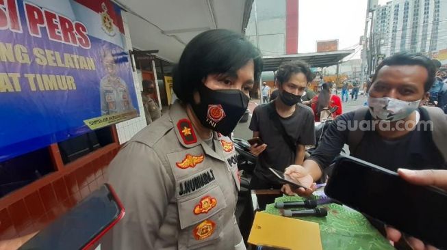 Kapolsek Ciputat Timur Kompol Jun Nurhaida Tampubolon saat rilis kasus di Mapolsek Ciputat Timur, Kota Tangerang Selatan (Tangsel), Jumat (23/4/2021). [SuaraJakarta.id/Wivy Hikmatullah]