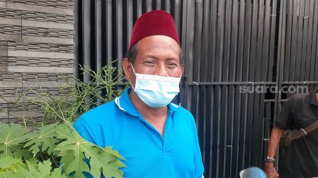 Dedi, Ketua RW 15 saat membeberkan kronologi balita diserang monyet di Palmerah. (Suara.com/Yaumal)