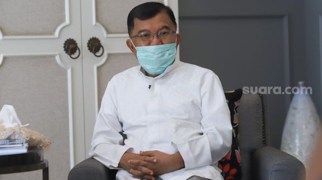 Wakil Presiden Indonesia ke-10 dan 12 Muhammad Jusuf Kalla saat ditemui di rumahnya di Kebayoran Baru, Jakarta Selatan, Jumat (23/4/2021). [Suara.com/Alfian Winanto]