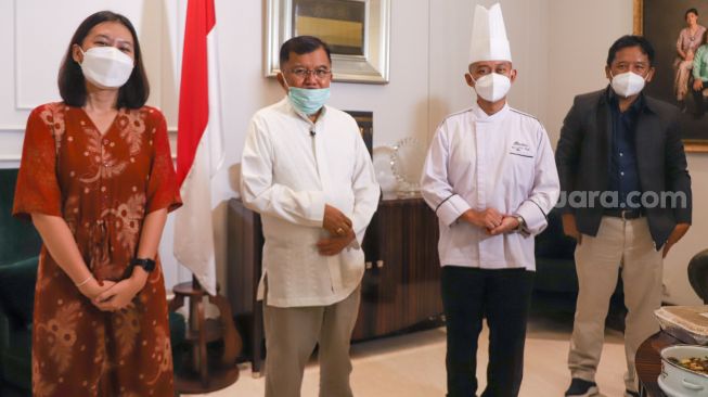 Wakil Presiden Indonesia ke-10 dan 12 Muhammad Jusuf Kalla (kedua kiri) bersama Pemimpin Redaksi Suara.com, Suwarjono (kanan), Chef Reuben (kedua kanan) dan Reporter Suara.com Risna Halidi (kiri) saat ditemui di kediamannya kawasan Kebayoran Baru, Jakarta Selatan, Jumat (23/4/2021). [Suara.com/Alfian Winanto]