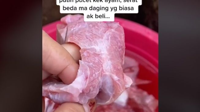 Wanita mendadak ragu mau masak daging sapi. (TikTok)