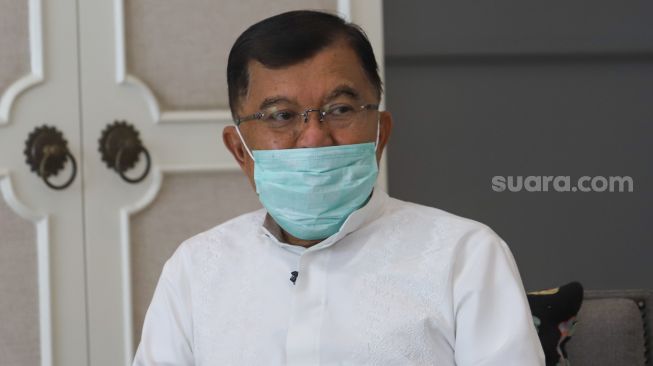 Wakil Presiden Indonesia ke-10 dan 12 Muhammad Jusuf Kalla saat ditemui di rumahnya di Kebayoran Baru, Jakarta Selatan, Jumat (23/4/2021). [Suara.com/Alfian Winanto]