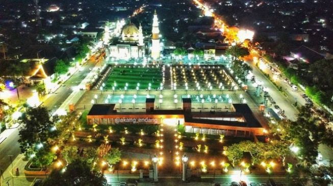 Memandangi Pesona Keindahan Cahaya di Alun alun Majalengka