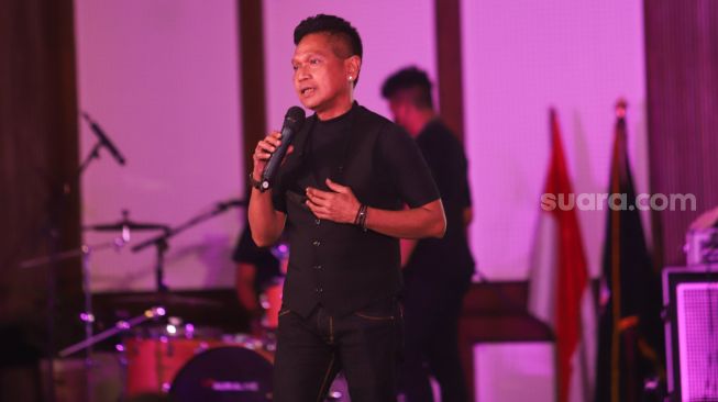 Penyanyi Obbie Messakh tampil bernyanyi saat acara konser amal Suara Nusa Timur di Pasar Minggu, Jakarta Selatan, Sabtu (24/4/2021). [Suara.com/Alfian Winanto]