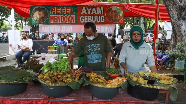 Pedagang menjajakan makanan berbuka di stand bazar ramadhan Taman Mini Indonesia Indah, Jakarta Timur, Sabtu (24/4/2021). [Suara.com/Alfian Winanto]