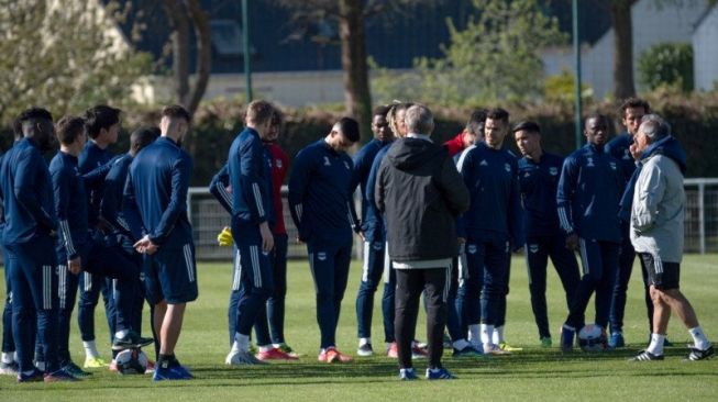 Pemain-pemain Girondins de Bordeaux dalam sesi latihan tim pada 23 April 2021 di Ploemeur, Prancis. King Street, investornya yang berasal dari Amerika Serikat, mengumumkan pada 23 April 2021 sudah tak bisa lagi mendanai klub yang sudah kesulitan keuangan sejak lama tersebut. Nasibnya kini berada di tangan pengadilan niaga. (AFP/LOIC VENANCE)