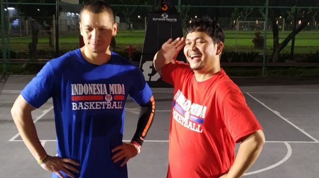 Kocak dan Seru, Indra Bekti Diajarkan Teknik Basket oleh Samuel Rizal