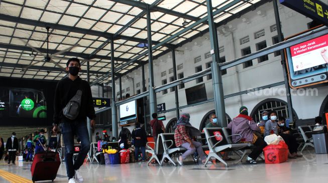 Suasana di Stasiun Pasar Senen, Jakarta, Sabtu (24/4/2021). [Suara.com/Dian Latifah]
