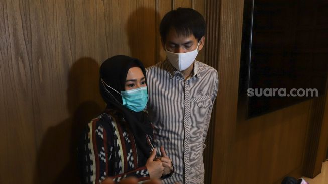 Pedangdut Ikke Nurjanah dan sang suami, Karlie Fu saat ditemui awak media di Kawasan Pasar Minggu, Jakarta Selatan, Sabtu (24/4/2021). [Suara.com/Alfian Winanto]