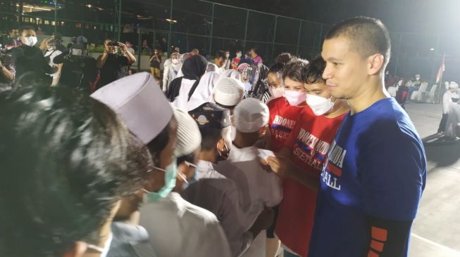 Samuel Rizal dan Indra Bekti di acara buka puasa bersama dan santunan bersama anak yatim dan duafa di Senayan, Jakarta. [dokumentasi pribadi]