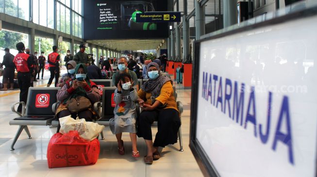 Suasana di Stasiun Pasar Senen, Jakarta, Sabtu (24/4/2021). [Suara.com/Dian Latifah]
