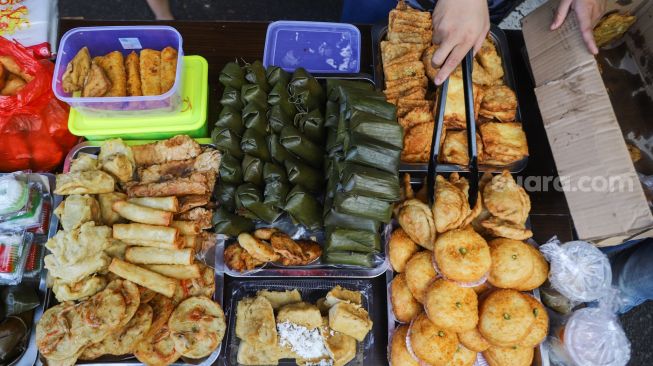 Pedagang menjajakan dagangannya di stand bazar ramadhan Taman Mini Indonesia Indah, Jakarta Timur, Sabtu (24/4/2021). [Suara.com/Alfian Winanto]