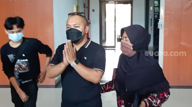 Aktor Reza Aditya bersama Ibunya, Rini Marlina usai membuat laporan di Polres Metro Jakarta Pusat, Sabtu (24/4/20221). [Suara.com/Alfian Winanto]