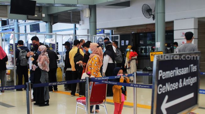 Suasana di Stasiun Pasar Senen, Jakarta, Sabtu (24/4/2021). [Suara.com/Dian Latifah]
