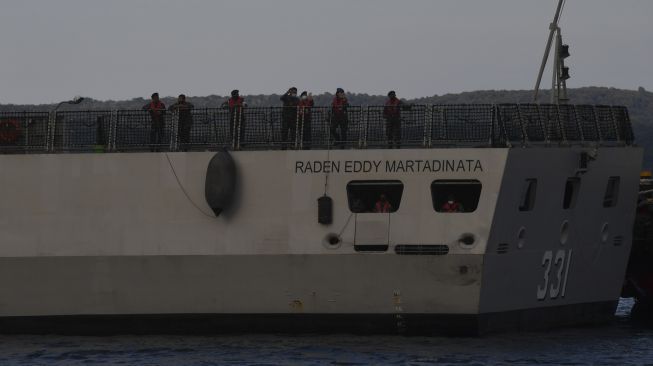 Sejumlah prajurit TNI AL berada di KRI Raden Eddy Martadinata-331 ketika sandar di Pelabuhan Tanjung Wangi, Banyuwangi, Jawa Timur, Sabtu (24/4/2021). [ANTARA FOTO/Zabur Karuru]