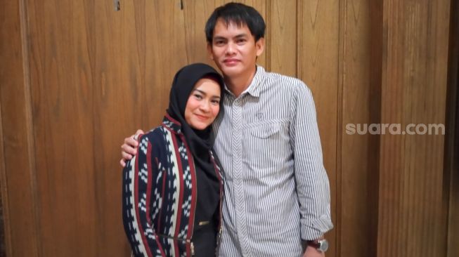 Pedangdut Ikke Nurjanah dan sang suami, Karlie Fu saat ditemui di Kawasan Pasar Minggu, Jakarta Selatan, Sabtu (24/4/2021). [Suara.com/Alfian Winanto]